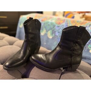 BORN Karin Black Leather Ankle
Booties Size 7.5 stacked heel wood cowboy chic